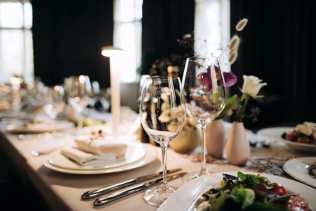 Foto elegante tavola apparecchiata per una cena romantica ristorazione ospitalità e cene private