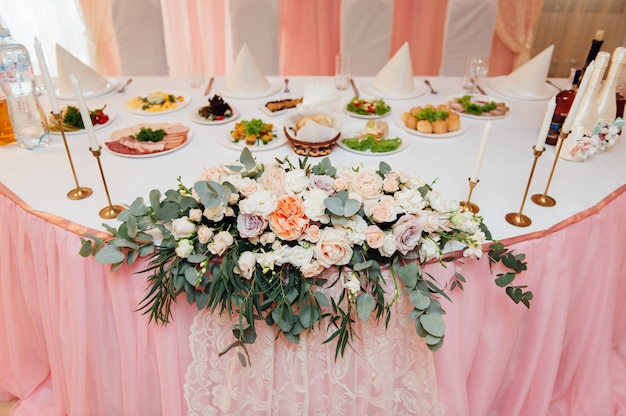 Photo elegant table set with flowers