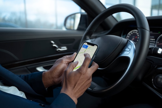 Foto elegante super autista che fa un giro in taxi