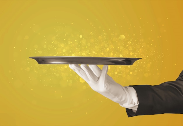 Photo elegant waiter hand in white glove holding an empty plate