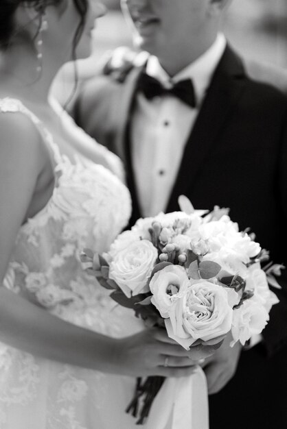 Foto elegante bouquet da sposa di fiori freschi naturali e vegetazione