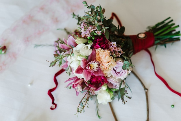 Elegante bouquet da sposa di fiori naturali freschi e verde