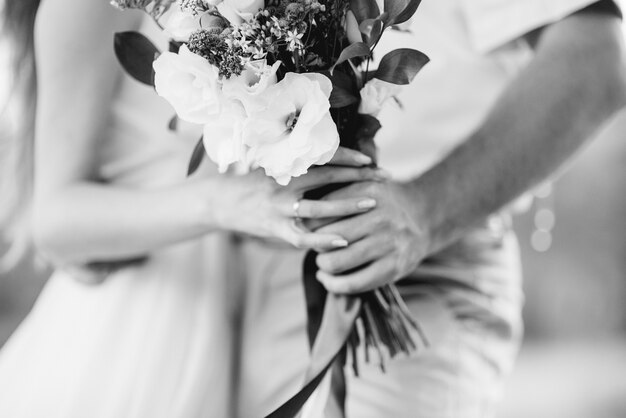 Foto elegante bouquet da sposa di fiori naturali freschi e verde