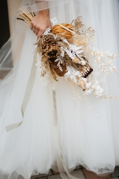 Элегантный свадебный букет из живых живых цветов