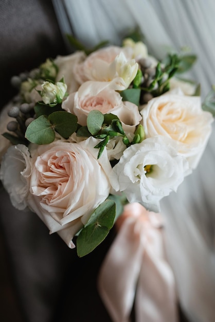 Фото Элегантный свадебный букет из живых живых цветов и зелени