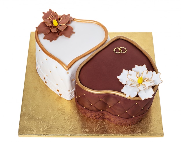 Элегантный свадебный торт два сердца.