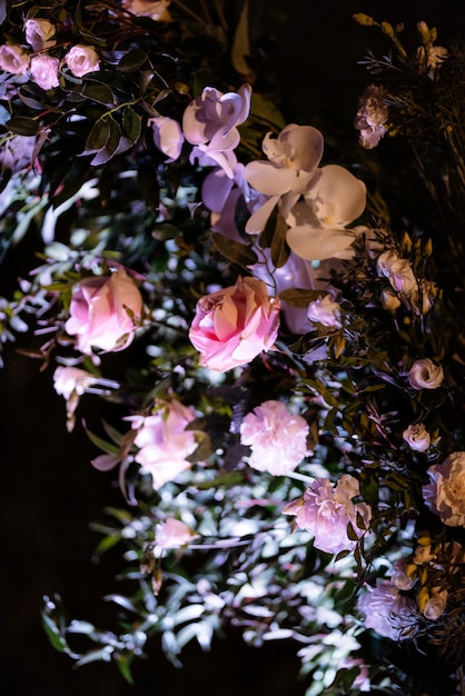 Photo elegant wedding decorations made of natural flowers and green elements