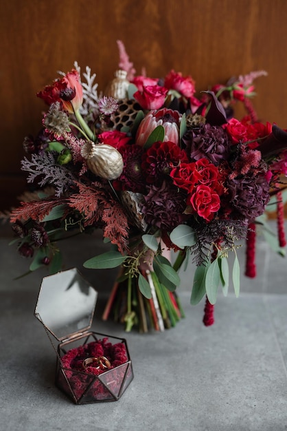 Elegant wedding decorations made of natural flowers