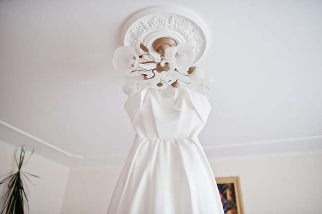 Фото Элегантное белое свадебное платье на утро невесты.
