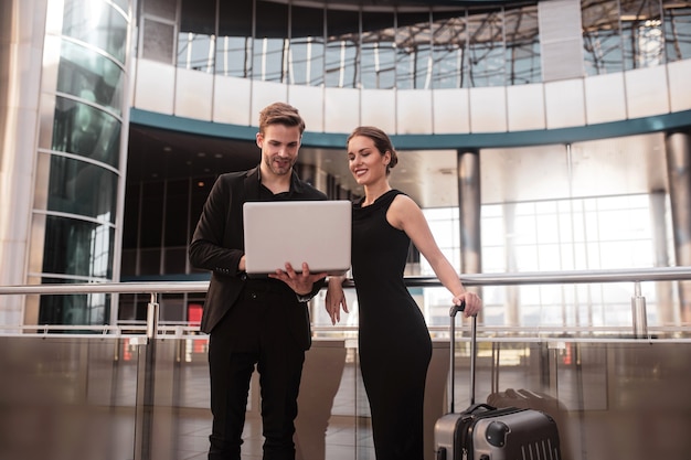 Элегантная женщина и мужчина, работающие в аэропорту