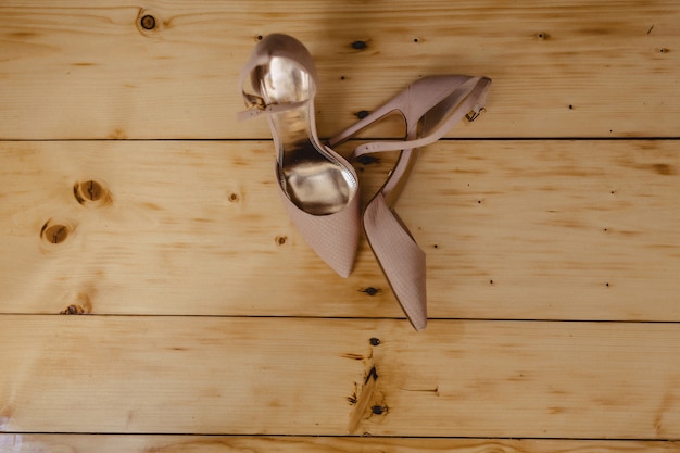 Foto eleganti scarpe da donna per celebrazioni e matrimoni, abiti da sposa e dettagli