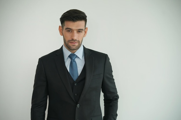 Elegante giovane uomo bello caucasico su sfondo bianco ritratto di moda in studio