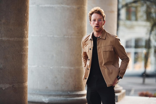 Photo elegant young man in formal classy clothes outdoors in the city