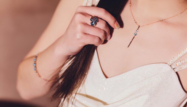 Photo elegant young woman with jewelry at restaurant