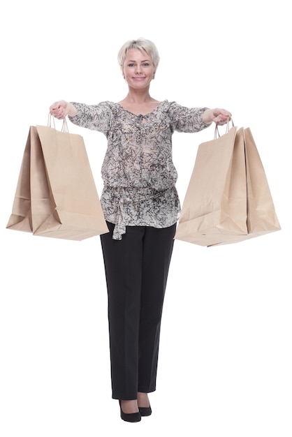 Элегантная молодая женщина с сумками для покупок на белом фоне