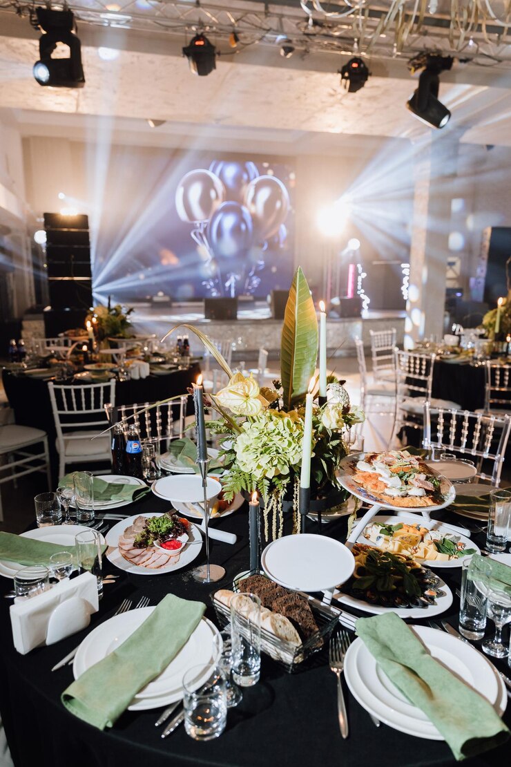 Elegante banketzaal met bloemen middenstukken tafelinrichting dramatische podiumverlichting voor evenementen