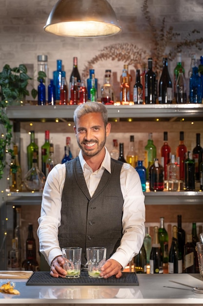 Elegante barman die lacht op de toonbank.