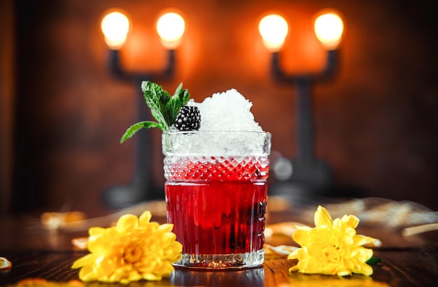 Elegante bessencocktail op verfraaide achtergrond