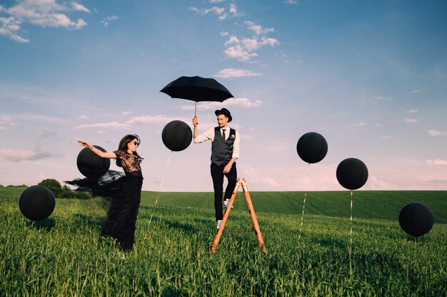 Elegante bruid en bruidegom poseren samen buiten op een trouwdag