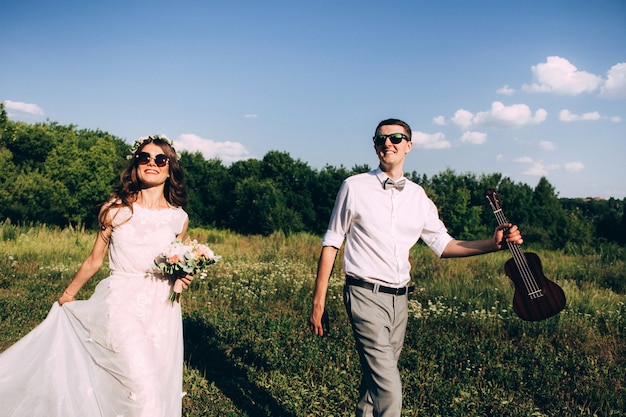 Elegante bruid en bruidegom poseren samen buiten op een trouwdag