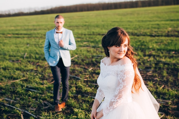 Elegante bruid en bruidegom poseren samen buiten op een trouwdag