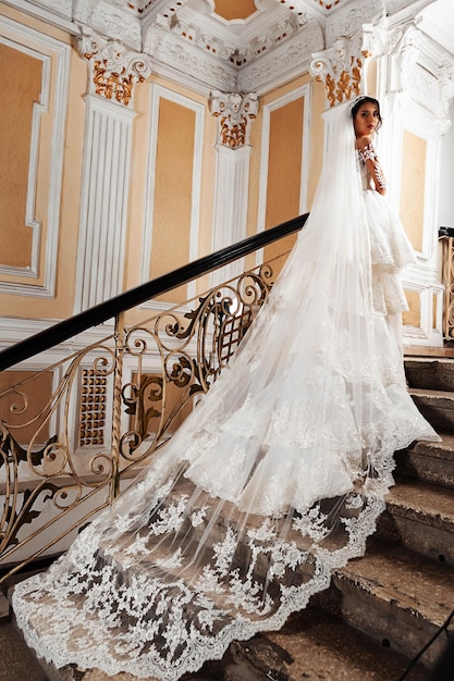 Elegante bruid in een trouwjurk