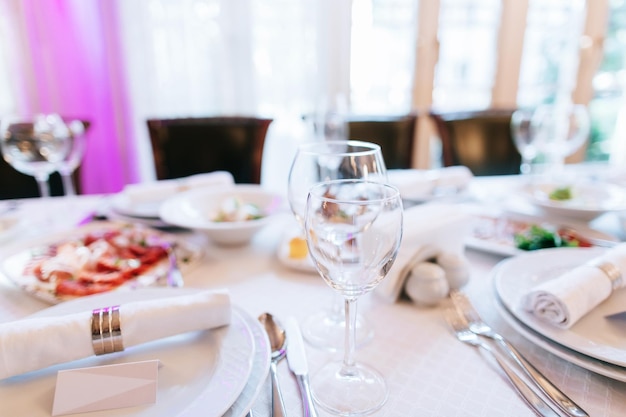 Elegante bruiloft tafel setting Eten en glazen op de eettafel in het restaurant