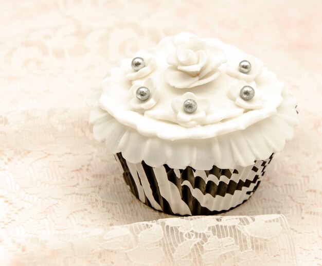 Foto elegante cupcakes met vintage decoratie