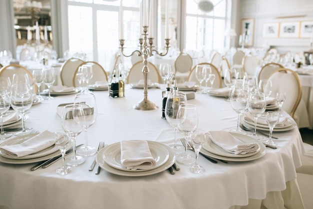 Elegante eettafel in het restaurant voor het huwelijksdiner