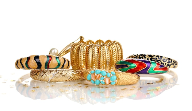 Elegante en mode gouden armbanden geïsoleerd op een witte achtergrond