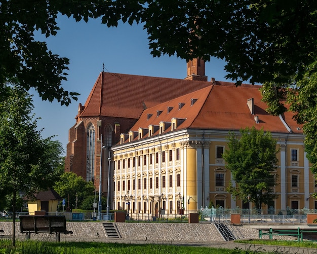 Elegante faculteit Filologie aan de Universiteit van Wroclaw in Polen