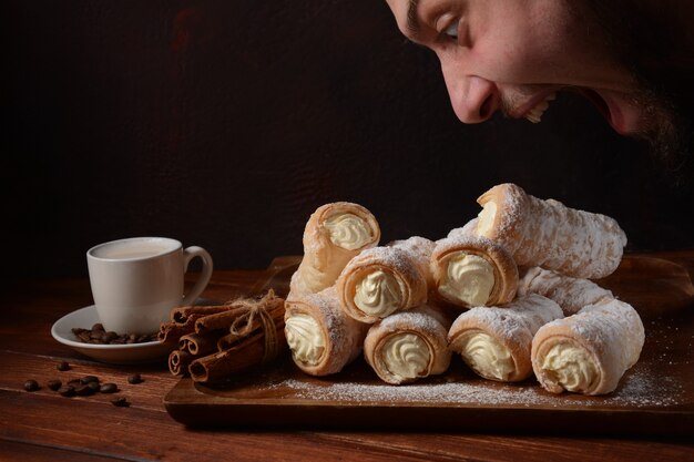 Elegante Franse roomhoorngebakjes. Heerlijke roomhoorntjes gevuld met vanilleroom