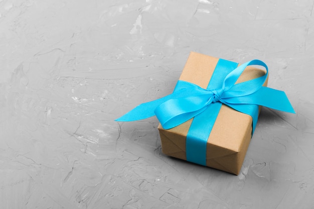 Elegante geschenkdoos met blauwe strik op grijze achtergrond