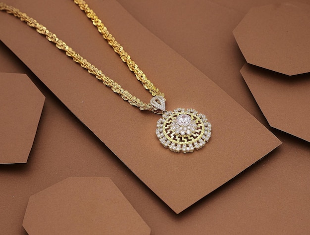 Elegante gouden ketting met diamanten ketting goud grote luxe op een achtergrondpapier