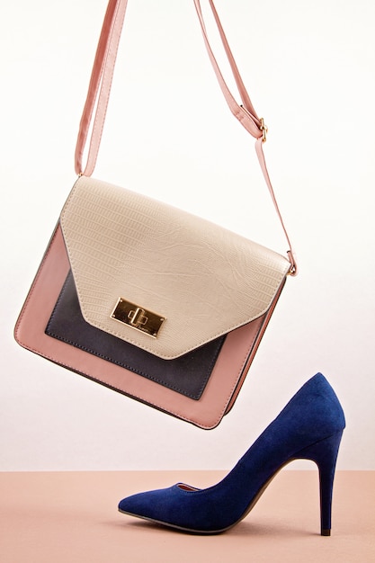 Elegante handtas voor vrouwentoebehoren en schoenen met hoge hakken.