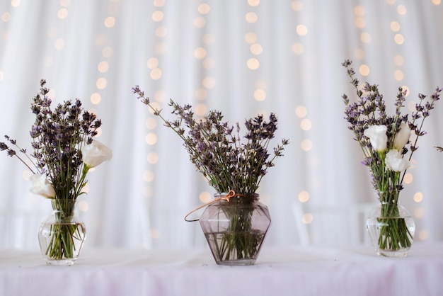 Elegante huwelijksdecoraties gemaakt van natuurlijke bloemen en groene elementen