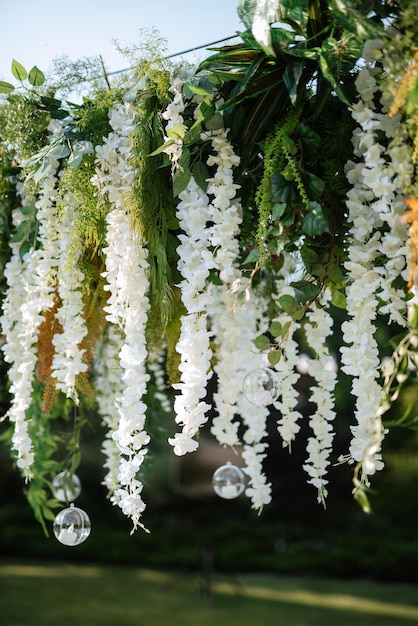 elegante huwelijksdecoraties gemaakt van natuurlijke bloemen en groene elementen