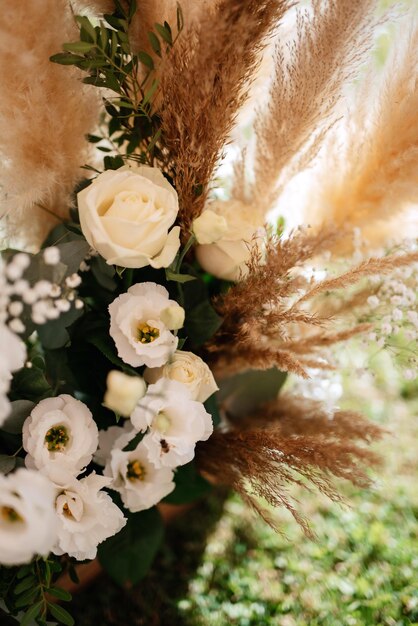 Foto elegante huwelijksdecoraties gemaakt van natuurlijke bloemen en groene elementen