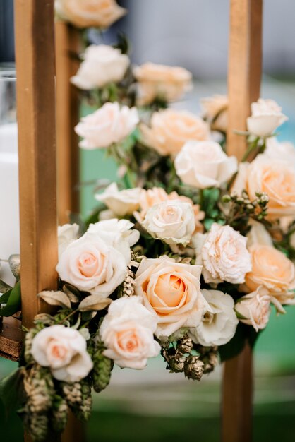 Elegante huwelijksdecoraties gemaakt van natuurlijke bloemen en groene elementen