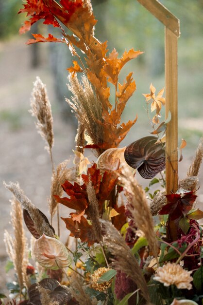 Elegante huwelijksdecoraties gemaakt van natuurlijke bloemen en groene elementen