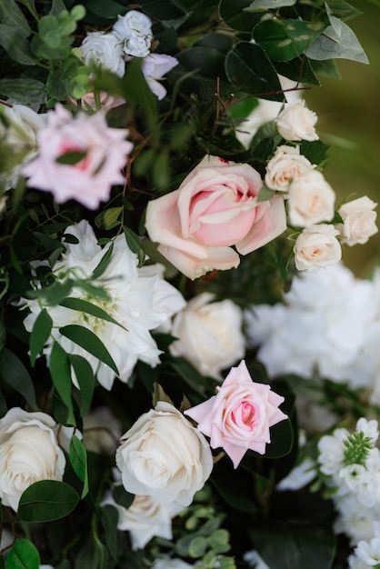 Elegante huwelijksdecoraties gemaakt van natuurlijke bloemen en groene elementen