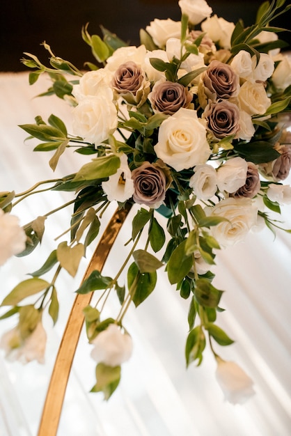 Elegante huwelijksdecoraties gemaakt van natuurlijke bloemen