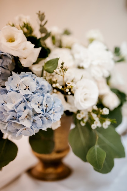 Elegante huwelijksdecoraties gemaakt van natuurlijke bloemen