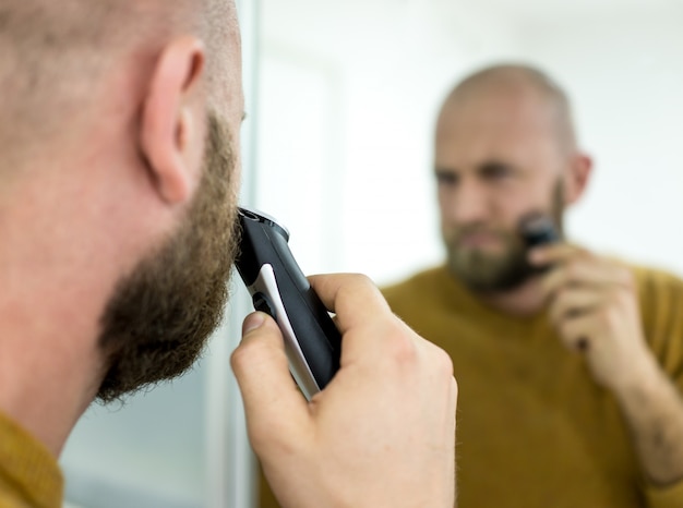 Elegante jonge knappe man die perfecte baard