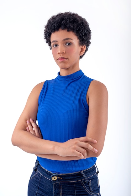 elegante jonge vrouw die lacht in studio