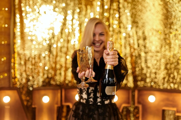 Elegante jonge vrouwen met glazen champagne