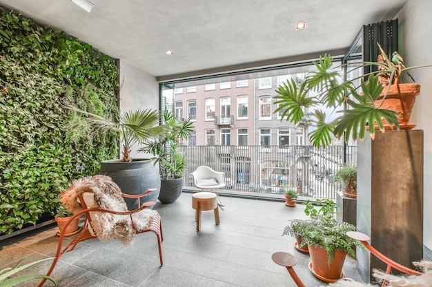 Elegante kamer met balkon met diverse planten en mooie stoelen