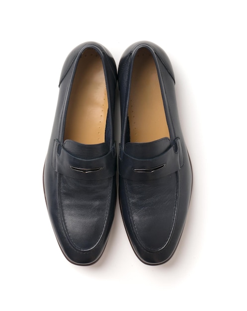 Elegante klassieke mannen schoenen gemaakt van zwart leer Een nieuw paar schoenen op een witte achtergrond
