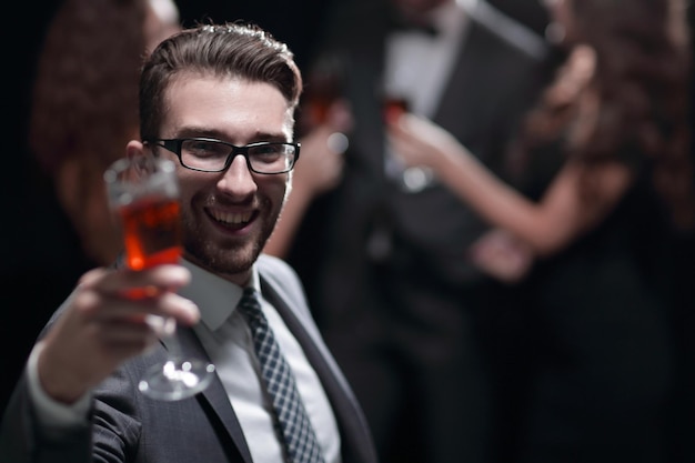 Elegante man die een glas champagne opheft