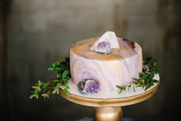 Foto elegante marmeren cake met stenen, kristallen.